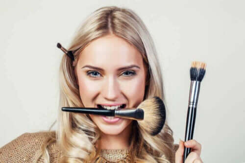 Kvinde med makeupbørster