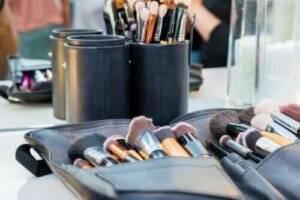 Tips til at holde makeuptasken ren