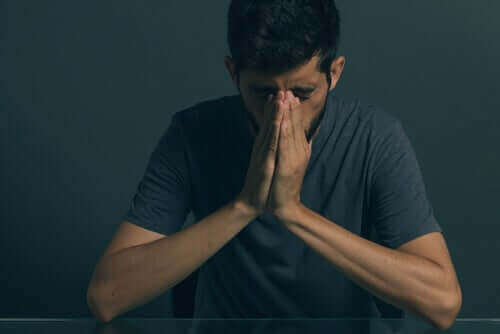 Mand skjuler ansigt grundet skyldfølelse over afhængighed af porno