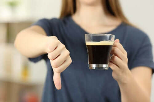Kvinde siger nej til kaffe grundet forholdet mellem kaffe og slagtilfælde