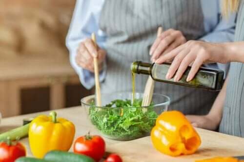 Personer laver salat med olivenolie