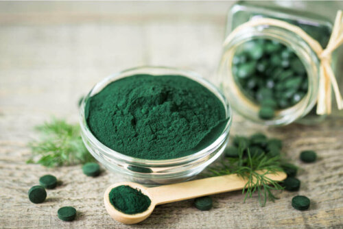 Spirulina i form af piller og pulver