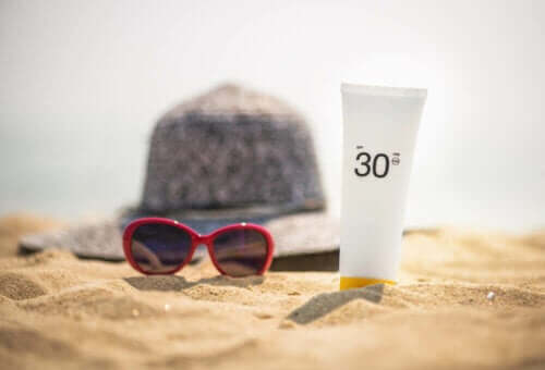 Solcreme og solbeskyttelse på stranden