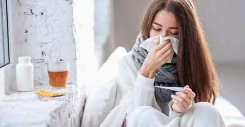 Syg kvinde tager sin feber
