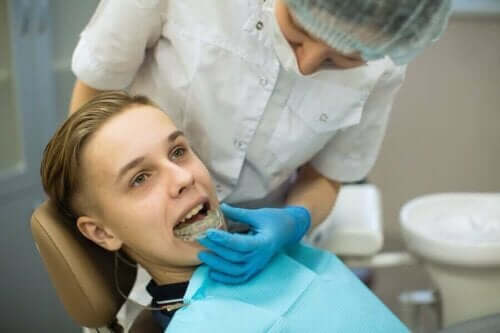 Patient ved tandlæge får sat skinne på tænderne