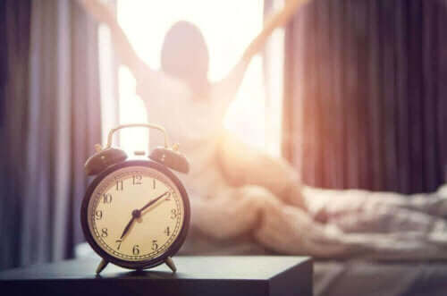 Vækkeur foran kvinde, der er klar til at starte dagen med SAVERS metoden