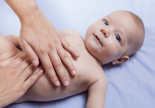 Baby får massage