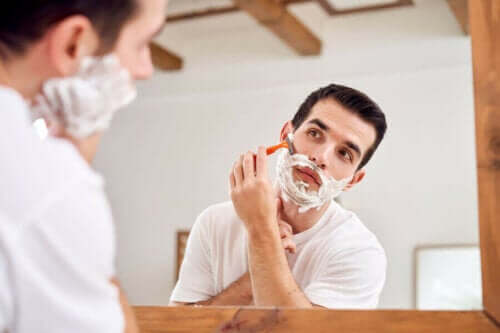 Mand anvender barberskum for at undgå fejl ved barbering
