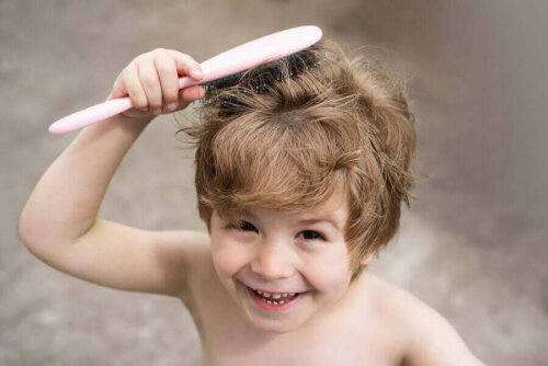 Barn børster sit hår