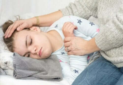 Barn med feber ligger i seng