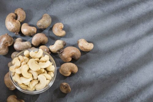 Cashewnødder i skål til at lave cashewcreme