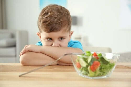 Dreng ser på salat