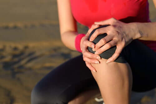 Person med ondt i knæ lider af pes anserinus tendinit