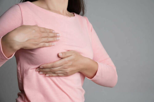 Kvinde opelver brystsmerter efter plastikoperationer