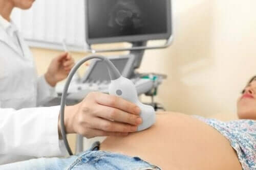 Her undersøges fosterets udvikling med ultralyd