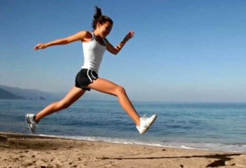 Kvinde motionerer på strand for at forebygge knogletab