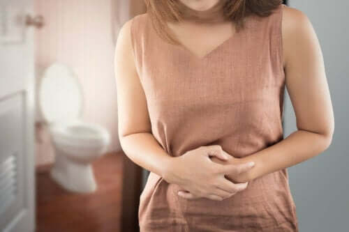 Kvinde, hvis tarmflora er beskadiget, tager sig til mave