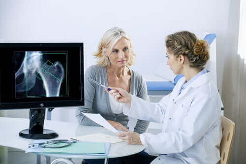 Kvinde får tjekket røntgen hos læge for at forebygge knogletab