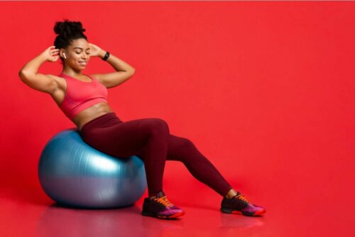 Kvinde træner på bold