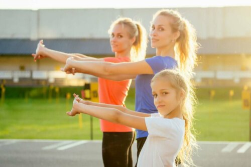 Kvinde og pige motionerer ved at anvende crossfit øvelser til børn