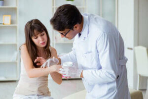 Udslæt på huden: Symptomer, årsager og behandling