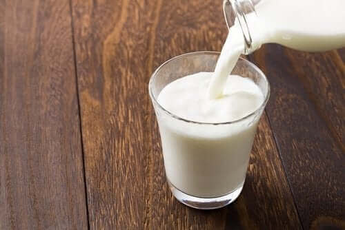 Der er flere fordele ved kamelmælk, som her ses hældet op i glas