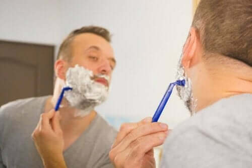 Mand prøver at undgå fejl ved barbering