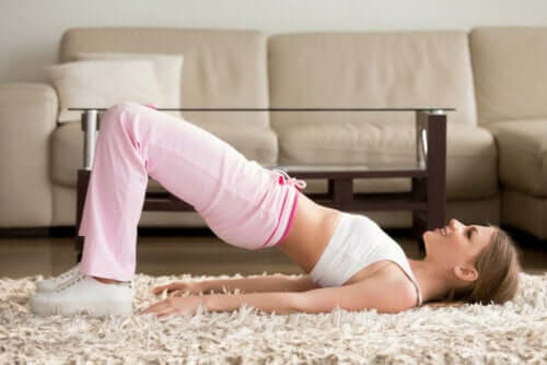 Kvinde laver øvelser til skæv ryg
