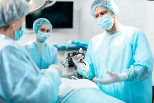 Læger udfører operation