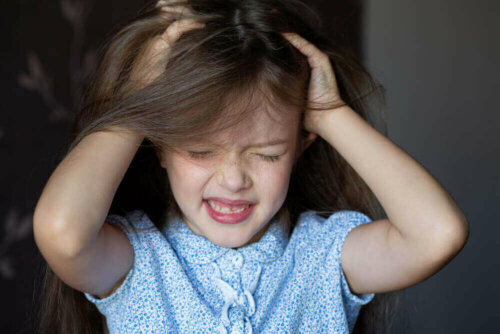 Pige viser, at hvis man hiver i håret, kan det føre til hårtab i barndommen
