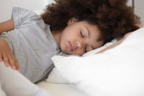 Pige sover i seng