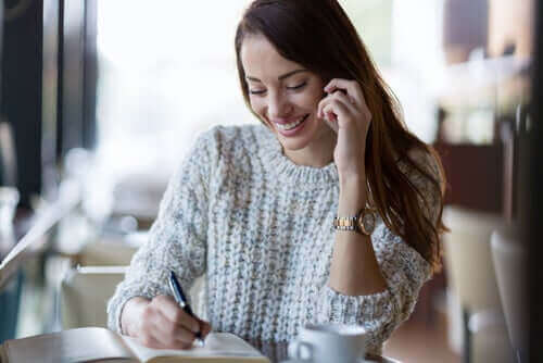 Kvinde smiler takket være lykkens fire søjler