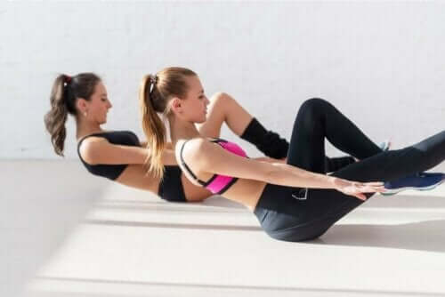 Kvinder laver øvelser til skæv ryg