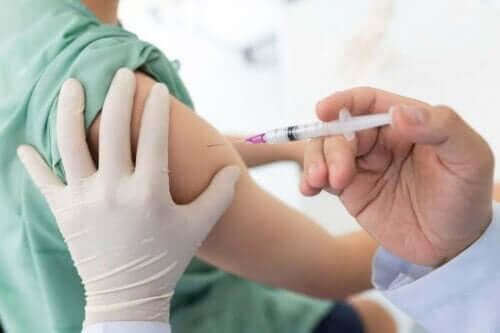 Person får vaccine for at opnå erhvervet immunitet