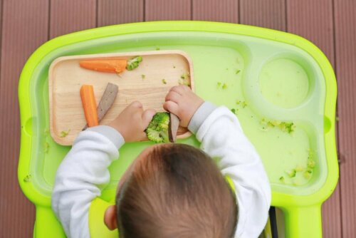 Baby spiser grøntsager som eksempel på at opstarte på rigtig mad