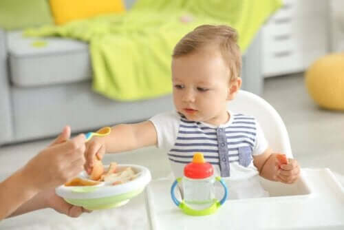 Baby spiser af skål