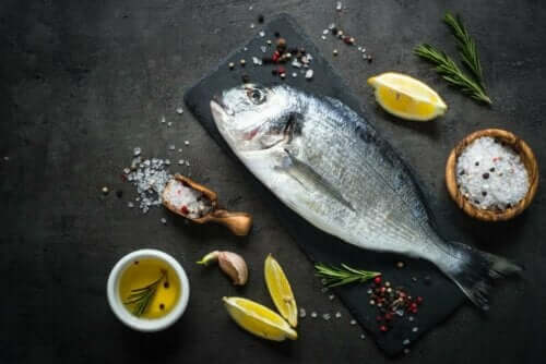 Fisk på bord klar til tilberedning
