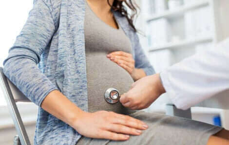 Gravid kvinde undersøges