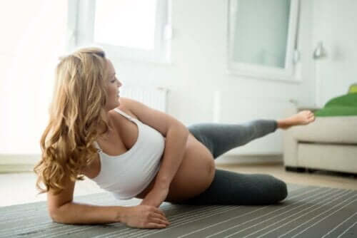 Kvinde laver træningsøvelser til gravide