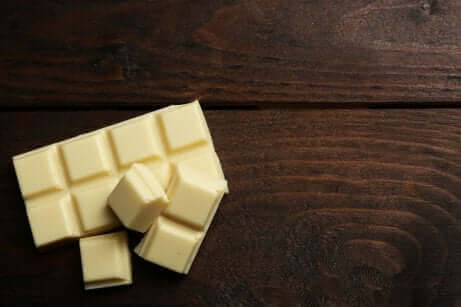 Hvid chokolade på træbord