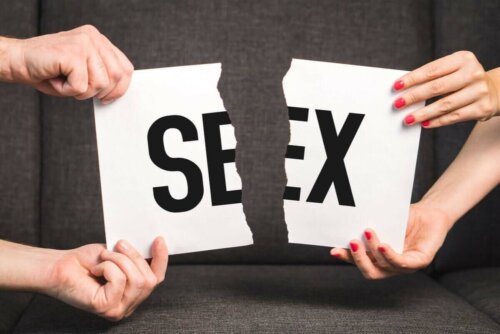 Par river papir med teksten "sex" over som følge af dyspareuni