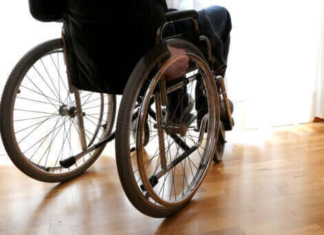Person med multipel sklerose sidder i kørestol