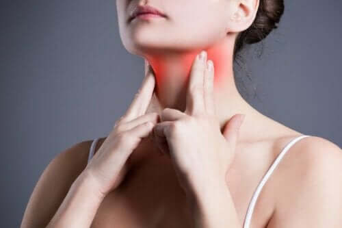 Kvinde tager sig til hals og har brug for behandlinger af dysfagi