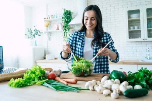 Kvinde laver en salat