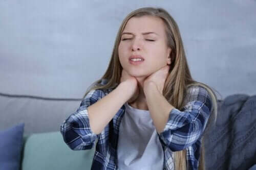 Kvinde med ondt i halsen grundet viral faryngitis