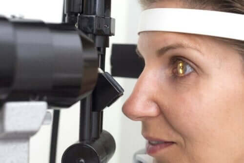Kvinde bliver tjekket for retinitis pigmentosa