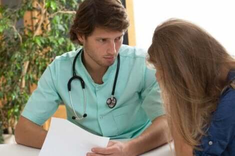 Læge snakker med patient om, hvordan kræft påvirker psykisk helbred