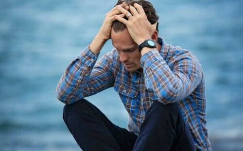 Mand ved hav lider af eksistentiel depression