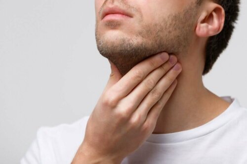 Mand med ondt i halsen grundet sygdomme på stemmebåndet