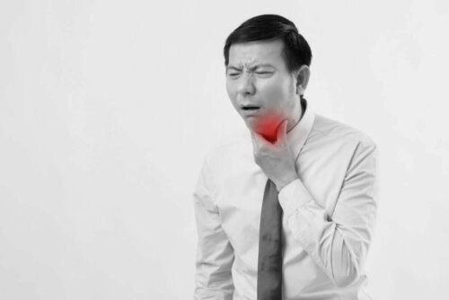 Mand har ondt i halsen og hoste med grønt slim